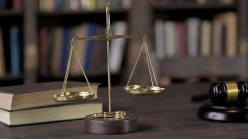 Gold Messing-Waage auf Judge Holztisch