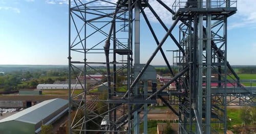 Estructura de acero en el territorio industrial