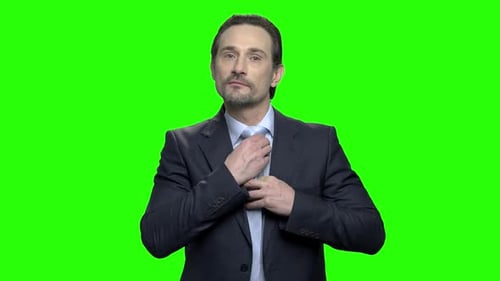 Homme d'affaires ajustant sa cravate