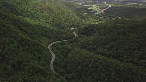 Luftaufnahme der Landstraße, die durch die Berglandschaft führt