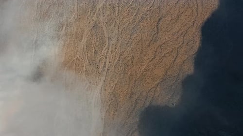Luftdrohnenpanorama der Wüste des Death Valley am Wintertag. Wüste bei Sonnenaufgang
