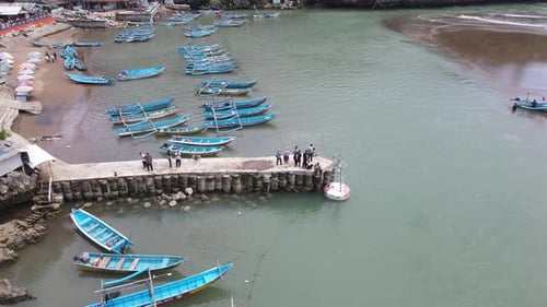 Luftaufnahme traditioneller Boote am Lagunenstrand in Indonesien