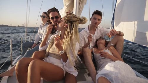 Jovens relaxando em um iate