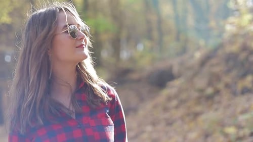 Young woman portrait in autumn Park