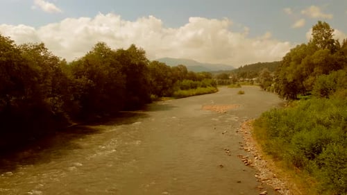 Wunderschöne Landschaft des Gebirgsflusses in den Karpaten