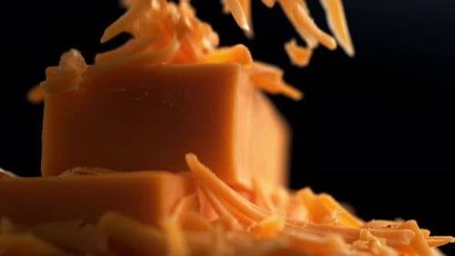 Cheddar-Käse reiben. Zeitlupe.