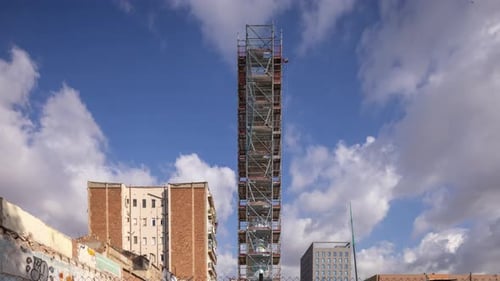 Obra en construcción con nubes en Barcelona