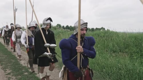 Eine Gruppe mittelalterlicher Ritter zieht in die Schlacht. Feldzug der Ritter