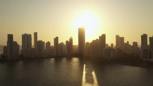 Hermosa puesta de sol sobre modernos rascacielos, apartamentos de negocios, hoteles, vista aérea