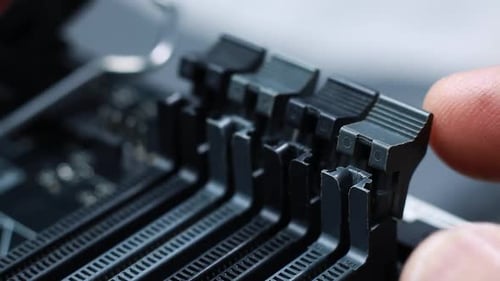 Emplacements de mémoire sur une carte mère de jeu vidéo moderne