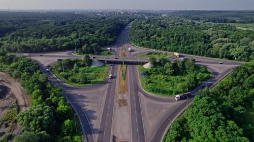 Verkehr über Kreisverkehr mit darunterliegendem Highway Road