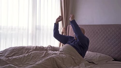 Vieil homme noir âgé. Personne afro-américaine se réveillant tôt sur son lit dans la chambre à coucher à la maison