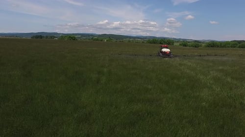 Luftaufnahme eines Traktors, der Grassamenfarm