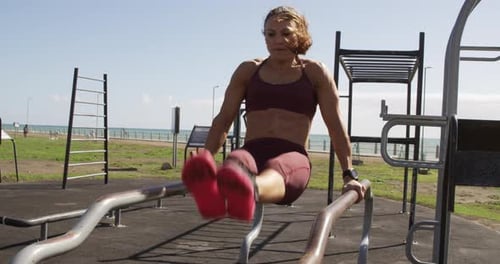 Femme caucasienne sportive faisant de l'exercice dans une salle de sport extérieure pendant la journée