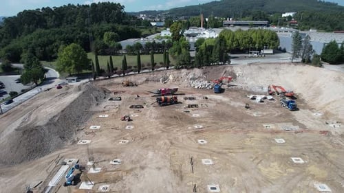 Luftaufnahme eines neuen Hausgebäudes auf einer Baustelle