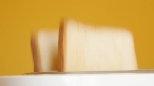 Geröstetes Brot taucht aus dem Zeitlupenvideo des elektrischen Toasters auf