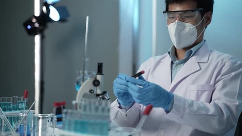 Ein Arzt hat im Labor an einem Impfstoff geforscht, Analyseergebnisse getroffen und geschrieben
