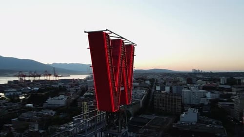 Panneau « W » sur le bâtiment historique Woodwards au centre-ville de Vancouver. Le bâtiment a été démoli en 2006, mais