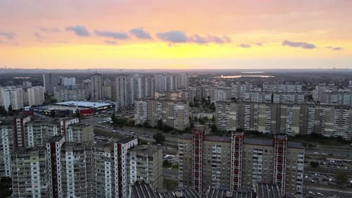 Vista aérea con vistas a edificios antiguos y al sistema de metro subterráneo, en el distrito soviético de Troieshchyna