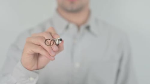 Grand homme d'équipe écrivant sur écran transparent
