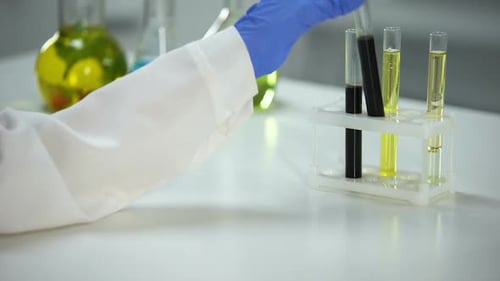 Un chercheur analyse la composition de l'huile à partir d'une nouvelle source et la qualité