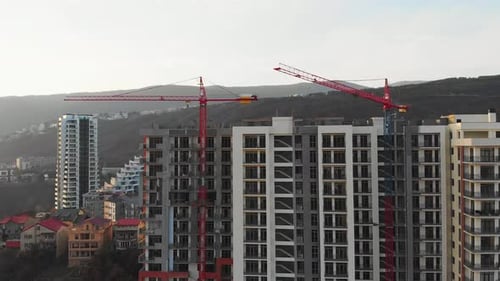 Grúa moviéndose sobre el sitio de construcción de la casa