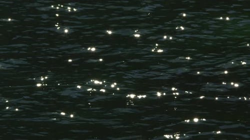 Im Sonnenlicht funkelnde Meereswellen