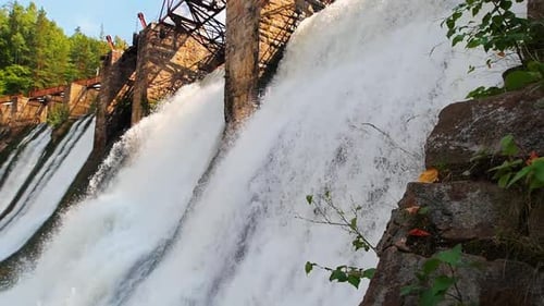 Barrage d'eau dans la forêt - Un ruisseau d'eau de rivière s'abaisse - Belle nature