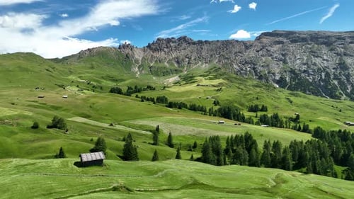 Chalets en bois sous les montagnes par une journée d'été ensoleillée