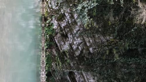 Video zur vertikalen Orientierung: Türkisfarbenes Wasser in einem Bergsee