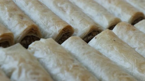 Vue panoramique sur un baklawa de tarte phyllo turque aux noix, gros plan 4K 2160p, 30 images par seconde, vidéo UHD - Arabic de