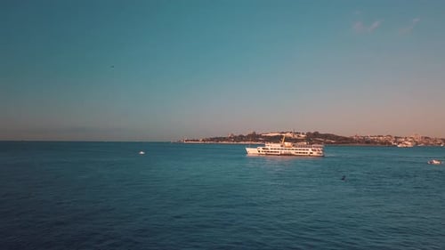 Luftverfolgung eines Kreuzfahrtschiffes im Istanbuler Bosporus