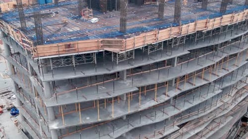 Foto aérea de un nuevo edificio de gran altura en construcción