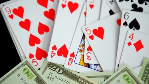 Juego de cartas y dólar estadounidense en la mesa de póquer 4k