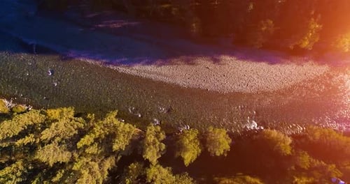 Mittlerer Flug über den frischen und sauberen Mountain River am sonnigen Sommermorgen. Vertikale Bewegung