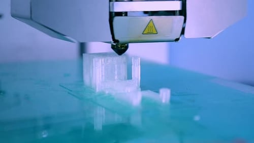 La impresora 3D tridimensional automática funciona con plástico