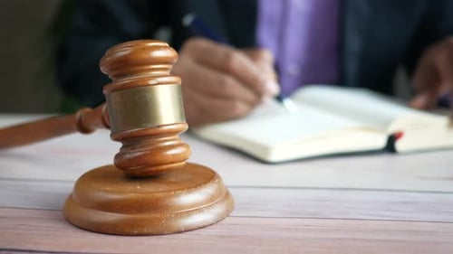Mazo y libro con espacio para copiar en la mesa