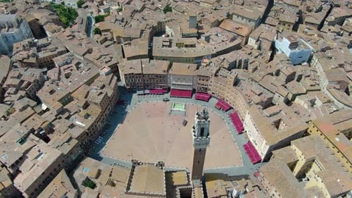 Vista aérea de la famosa Piazza del Campo (plaza principal de Siena), Italia