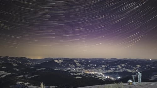 Cielo estrellado nocturno sobre un pueblo en los Cárpatos