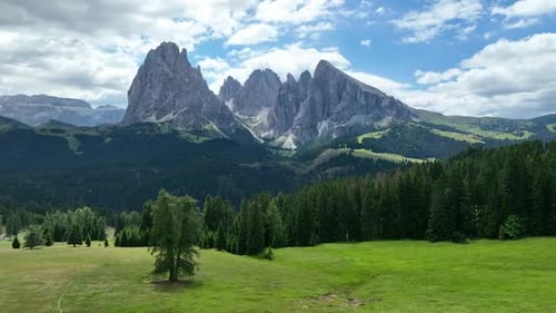 Hermoso día de verano en las montañas Dolomitas