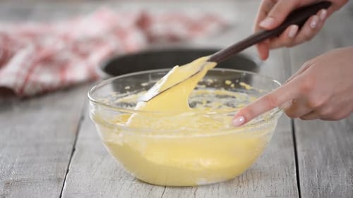 Kuchenteig in einer Rührschüssel umrühren.