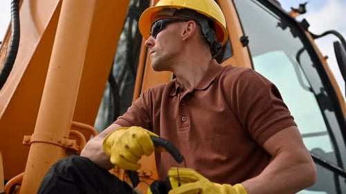 Opérateur professionnel d'équipement de chenilles de construction