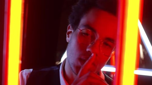 Retrato de jovem fazendo sinal de silêncio