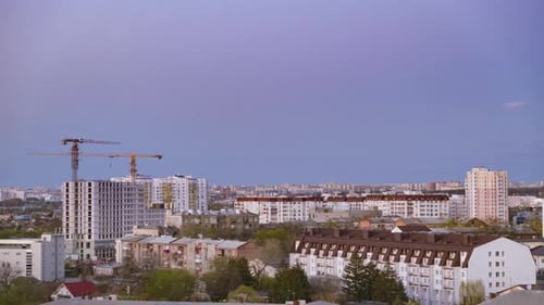 Paysage urbain diurne et Laps de temps grues de chantier