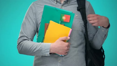 Étudiant tenant des cahiers avec drapeau portugais, programme d'éducation internationale