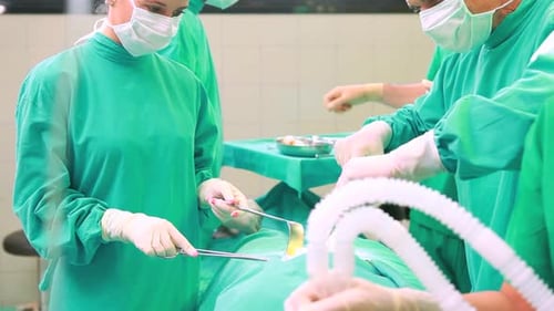 Bewusstloser Patient wird von Chirurgen operiert