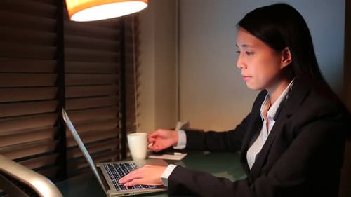 Femme d'affaires travaillant de nuit
