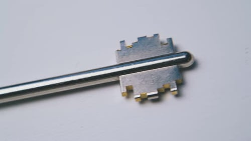 Metall- und Magnettasten liegen auf einer leeren weißen Oberfläche Makro
