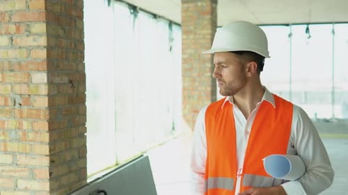 Desenvolvedor engenheiro no edifício de inspeção de capacetes