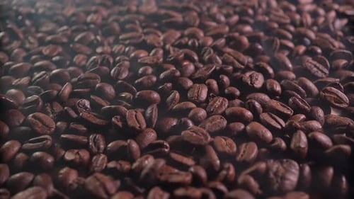 кофейные зерна в процессе обжарки плавный полет